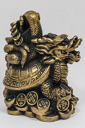 Фигурка Фэн-Шуй "Змея со слитком золота на драконо-черепахе",  гипсобетон, 9х8,5х9см