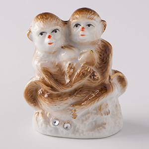 Фигура "Две обезьянки с персиками", фарфор, 6х3х7см