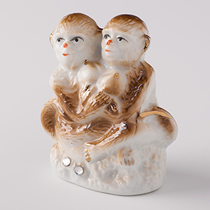 Фигура "Две обезьянки с персиками", фарфор, 6х3х7см